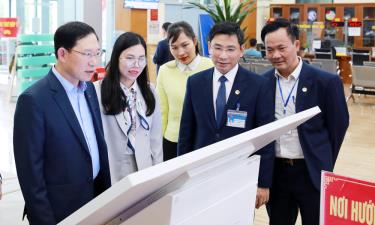 Chủ tịch UBND tỉnh Lê Ánh Dương kiểm tra công tác tiếp nhận, giải quyết thủ tục hành chính tại Trung tâm Phục vụ hành chính công tỉnh.